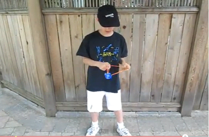 Niño jugando con un yoyó | Recurso educativo 50257