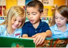 Nens mirant un llibre | Recurso educativo 680169